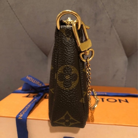 ⭐SOLD⭐ Louis Vuitton Monogram Mini Pochette - Picture 5 of 8